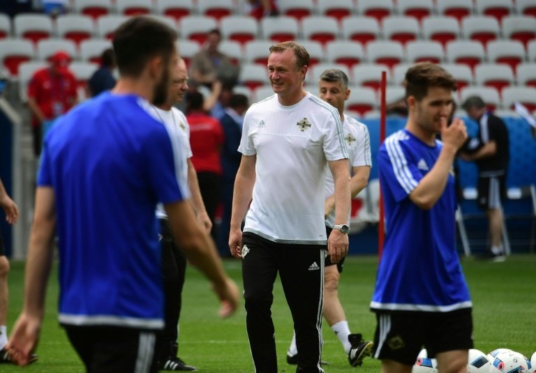 Northern Irelands coach Michael ONeill (C) directs his team during a June 11, 2016 training session on the eve of the Euro 2016 football match between Poland and Northern Ireland