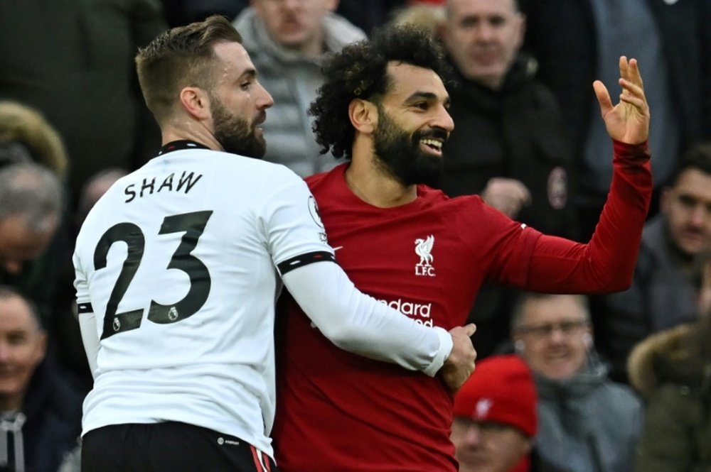 Luke Shaw junto a Mohamed Salah durante la goleada recibida en Anfield.