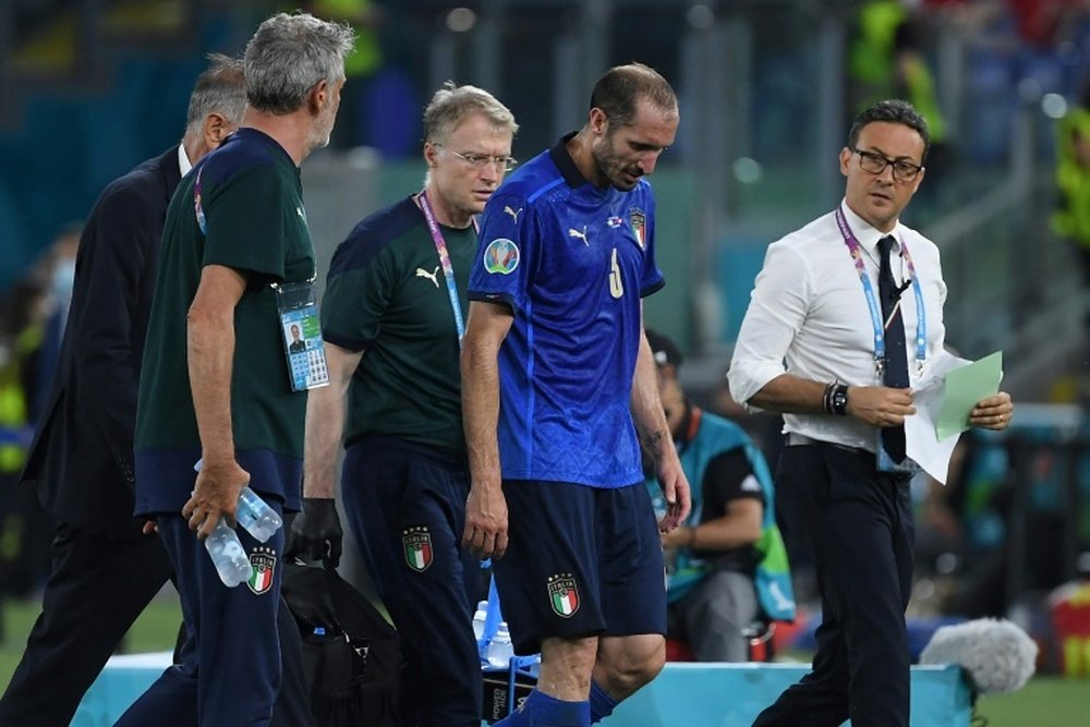 Chiellini se retiró lesionado del segundo partido de Italia en la Euro. AFP
