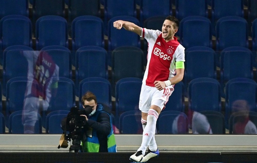 Tadic no dejará el Ajax este verano. AFP