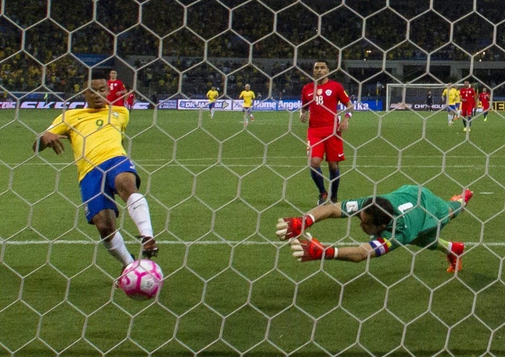 Chile cayó ante Brasil y se quedó fuera del Mundial. AFP