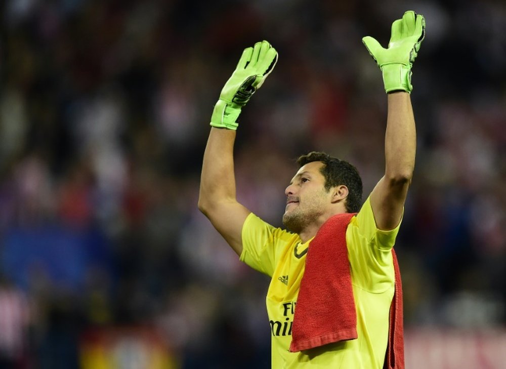 Benfica's Brazilian goalkeeper Julio Cesar, pictured on September 30, 2015, will stay with the Portuguese club for a further two seasons