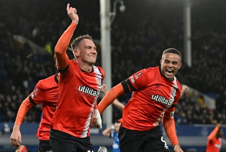 Luton dump out Everton in FA Cup 4th round