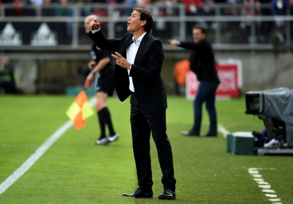 L'entraîneur de l'OM Rudi Garcia replace ses joueurs à Amiens. AFP