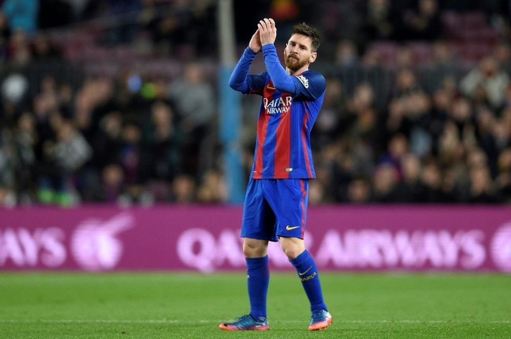 L'attaquant Messi, auteur du 1er but pour le Barça, quitte la pelouse du Camp Nou. AFP