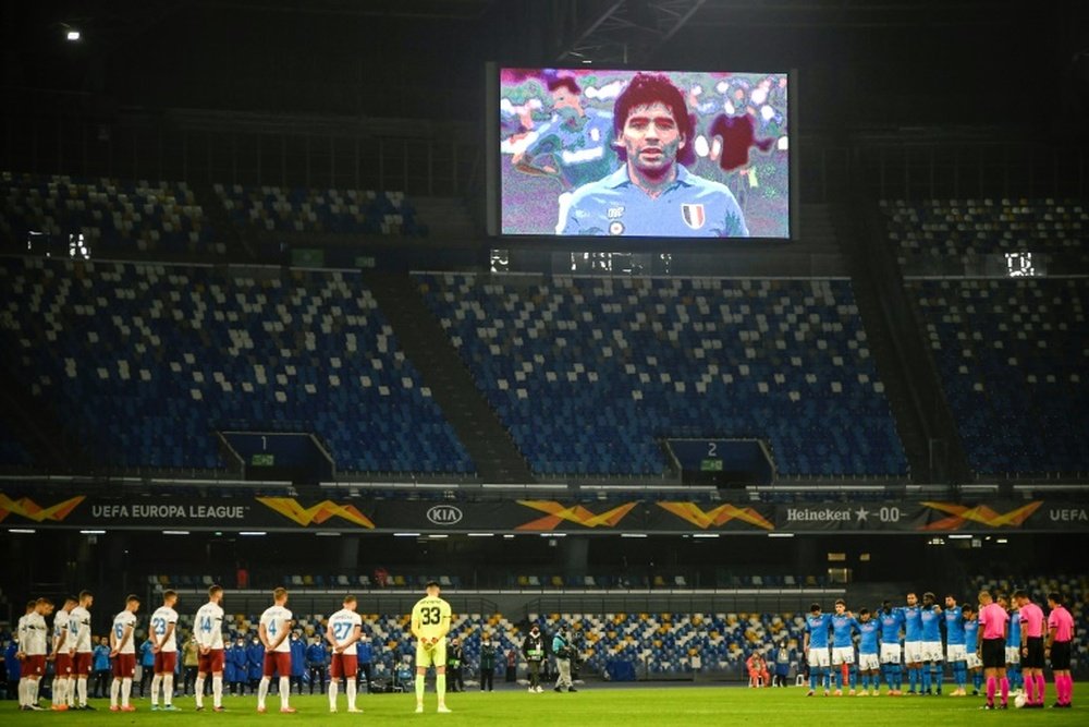 Em Nápoles, jogadores fizeram grande homenagem antes de jogo da Europa League. AFP