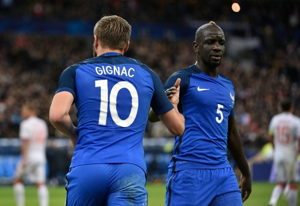 Le défenseur de l'équipe de France Mamadou Sakho (d) lors du match amical face à la Russie.