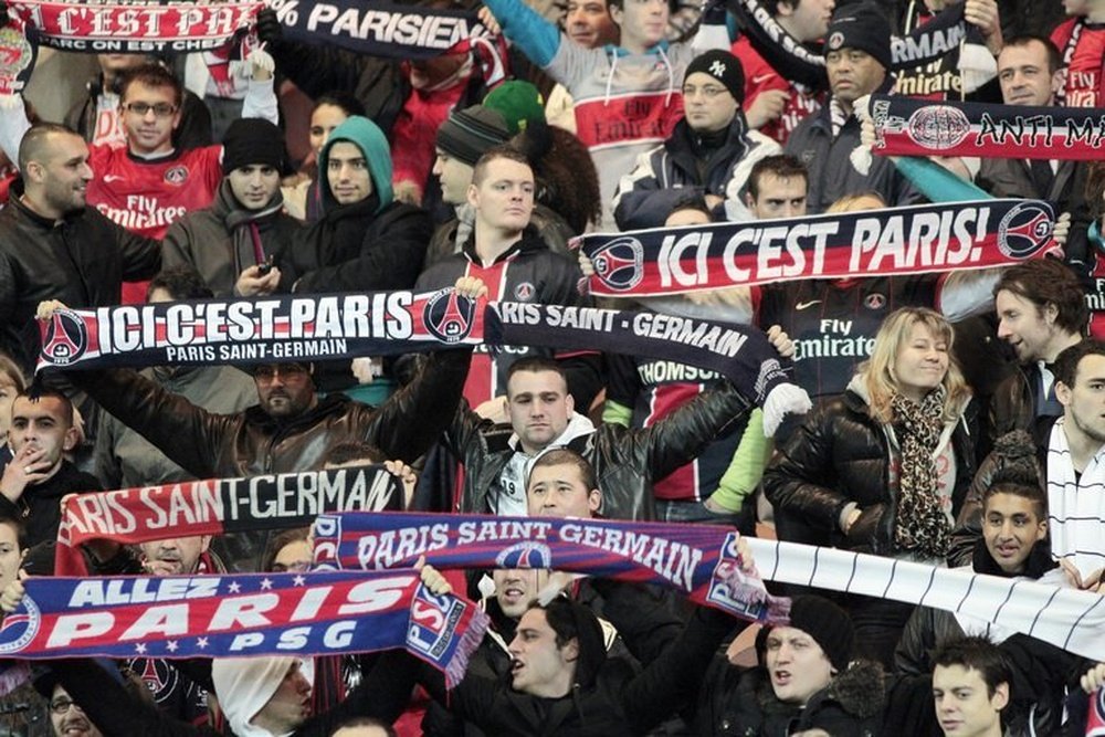 Supporteurs du PSG brandissant des banderoles avec le slogan Ici c'est Paris. AFP