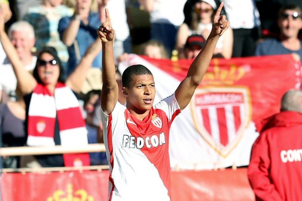 Lattaquant de Monaco Kylian Mbappé, bras levés, après avoir inscrit un but contre Toulouse. AFP