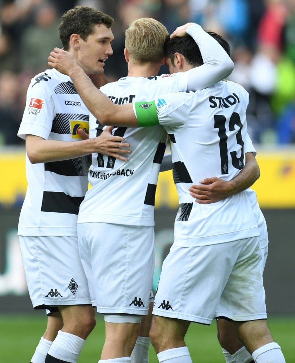 Les joueurs de Mönchengladbach se congratulent après le but de Lars Stindl contre Dortmund. AFP