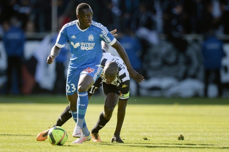 Le défenseur de Marseille Benjamin Mendy (g) à la lutte avec le milieu dAngers Cheikh NDoye, le 1er mai 2016 à Angers