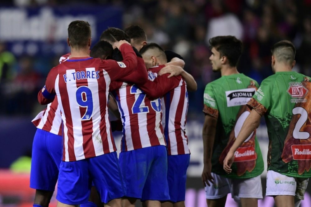 Les joueurs de l'Atletico Madrid se congratulent après un but contre Guijuelo (D3). AFP