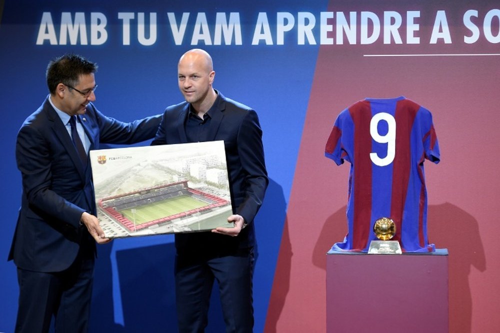 Bartomeu et le fils de Cruyff annonçant que le nouveau stade destiné à l'équipe B du Barça. AFP