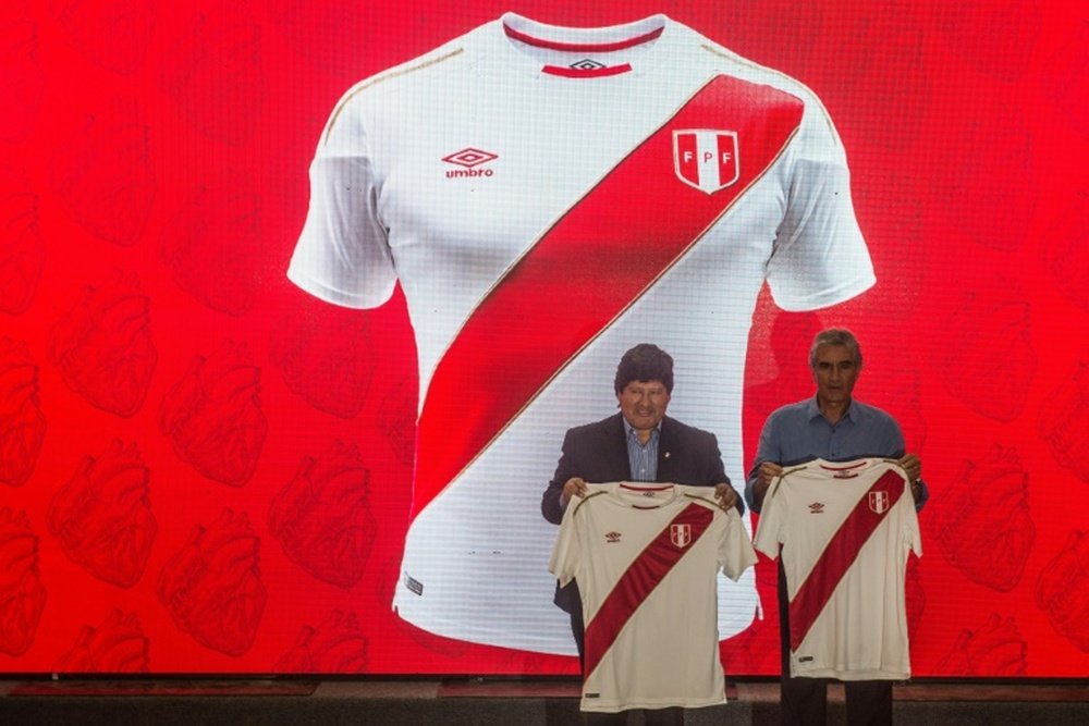Edwin Oviedo (g) présente le nouveau maillot de léquipe nationale. AFP