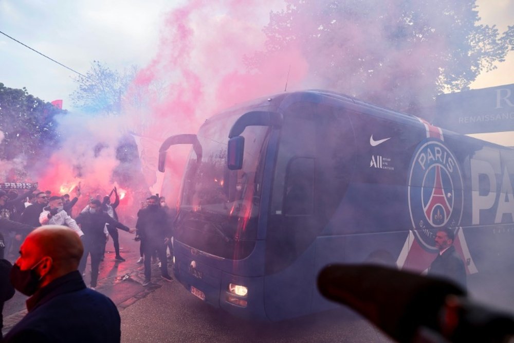 Hundreds of fans took to the streets before the PSG game. Twitter/psgcommunity_