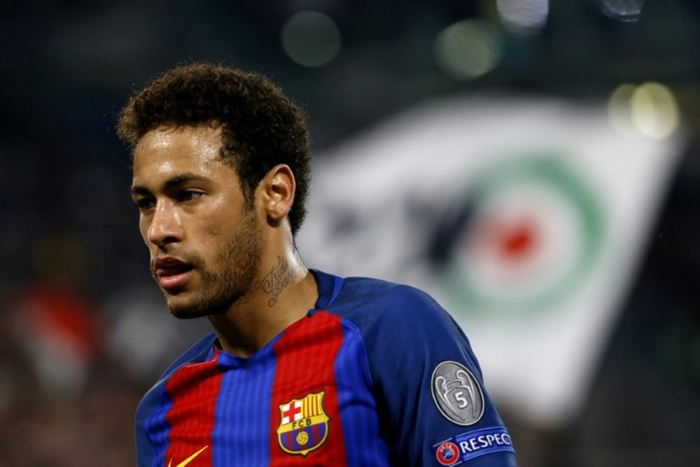 Neymar aún no sabe si podrá jugar ante el Madrid. AFP