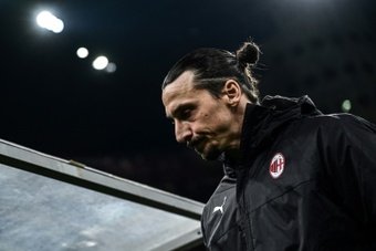 Zlatan habría ofrecido cobrar 100.000 euros al mes hasta enero. AFP