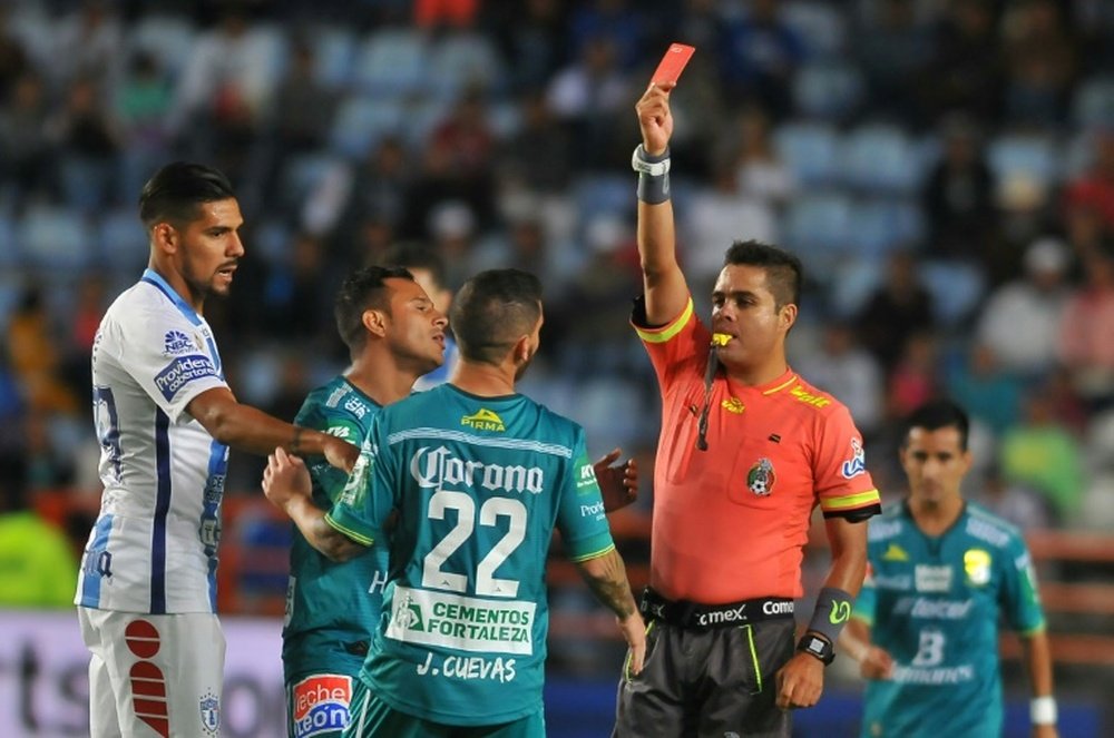L'arbitre méxicain Uriel Olvera distribue un carton rouge, le 16 juillet 2016 à Pachuca. AFP