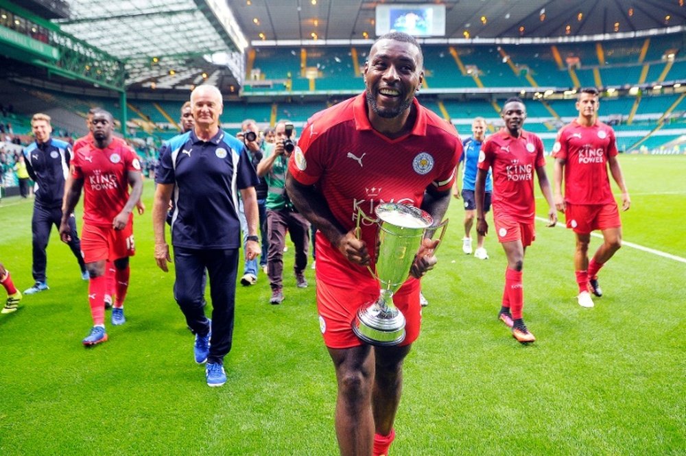 Le capitaine et défenseur de Leicester Wes Morgan tient le trophée de lInternational Champions Cup à Glasgow, en Écosse le 23 juillet 2016