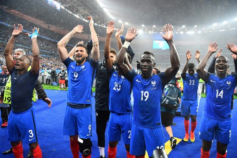Les joueurs français fêtent avec le public leur qualification pour les demi-finales de lEuro en battant lIslande, le 3 juillet 2016 au Stade de France
