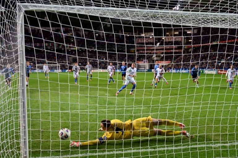 L'Italia supera Israele a Udine grazie alla doppietta di Retegui e al gol di Mancini, assicurandosi il secondo posto nel girone e un posto ai playoff del Mondiale. La vittoria chiude la sosta di ottobre con pieno successo e mantiene viva la flebile speranza di rimontare la Norvegia per il primo posto.