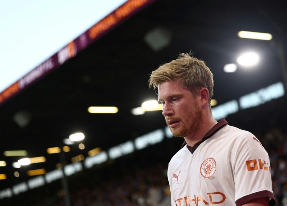 Kevin De Bruyne quitte la pelouse après une blessure le 11 août 2023 à Burnley. AFP