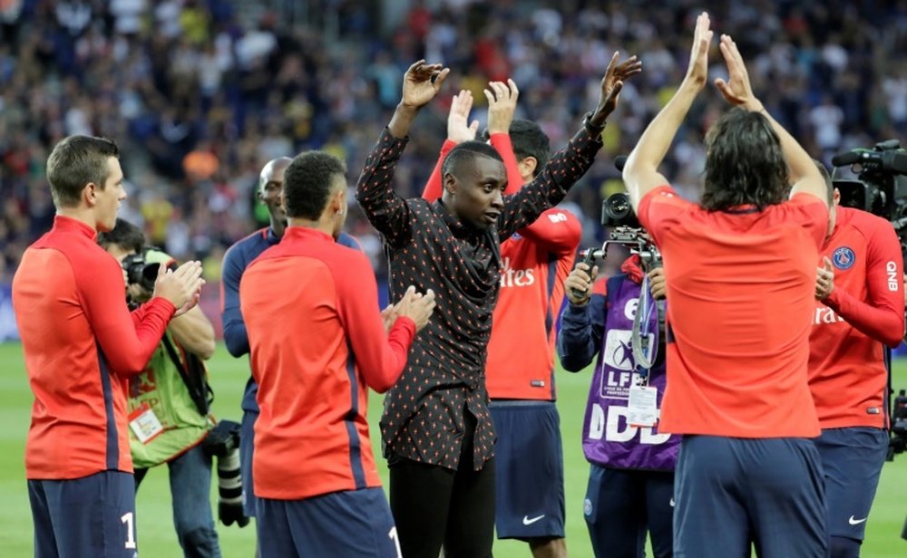 Matuidi applaudi par ses coéquipiers du PSG et le public pour ses adieux au Parc des Princes. AFP