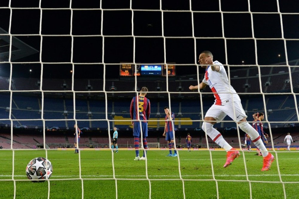 Mbappé fez três gols na casa do Barcelona. EFE/Alberto Estévez