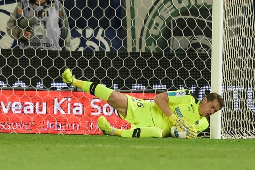 Carrasso sauve les Girondins, lors d'un match de Ligue 1 contre Marseille au Matmut Atlantique. AFP