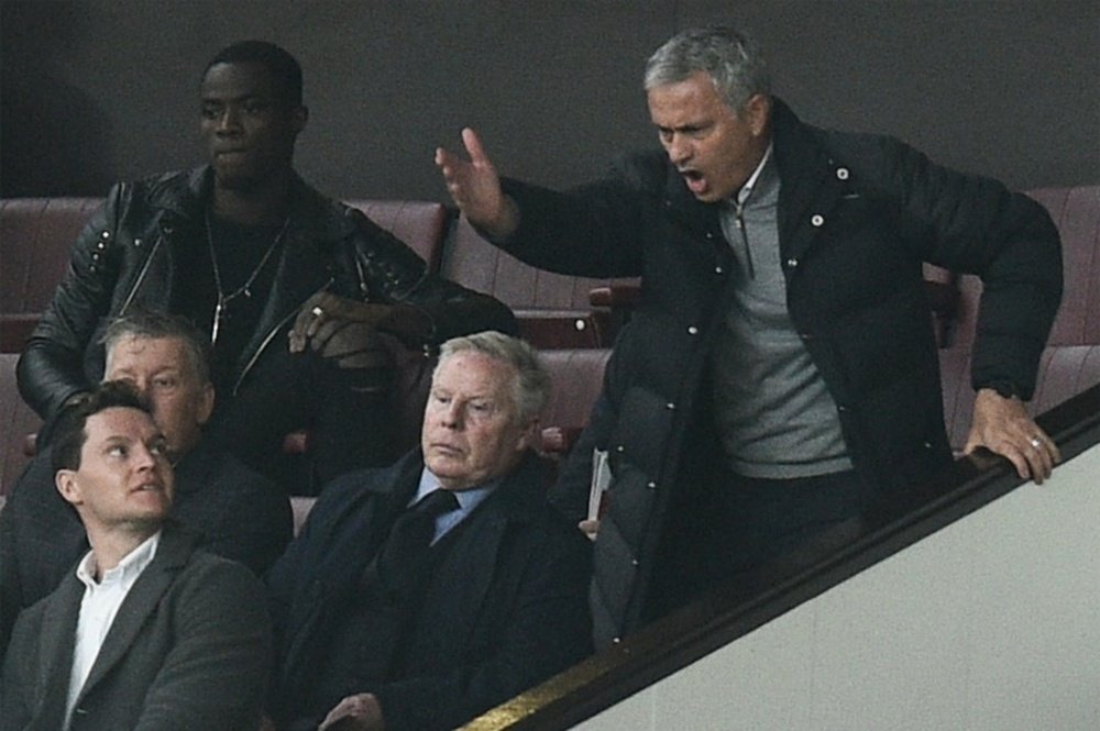 Mourinho abroncó a Bailly por hacerse una foto en la grada. AFP