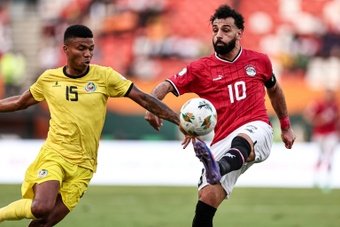 Le Nigeria et l'Egypte ont bafouillé leur football pour leur entrée en lice dimanche à Abidjan dans la Coupe d'Afrique des nations, accrochés par la Guinée Equatoriale (1-1) et le Mozambique (2-2), des résultats toutefois meilleurs que celui du Ghana, surpris 2-1 par le Cap-Vert.