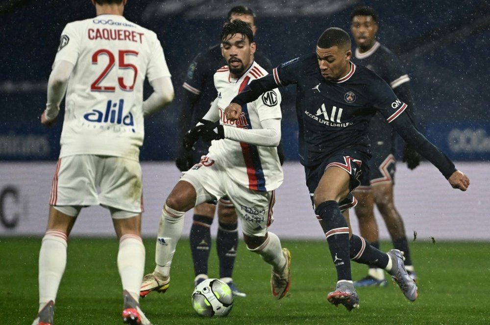 Lyon deixa o PSG jogar solto e cede o empate. AFP