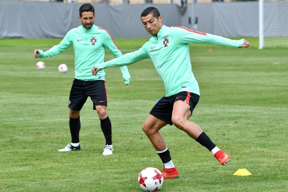 Les Portugais Cristiano Ronaldo et Joao Moutinho lors dun entraînement le 23 juin 2017. AFP