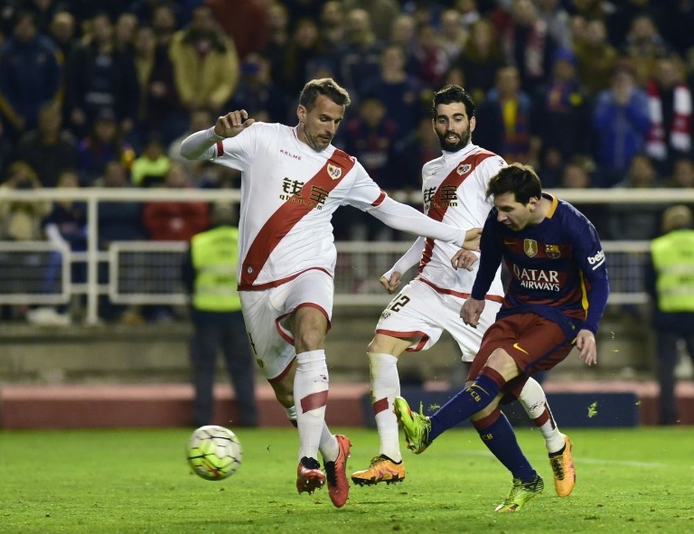 Quini, milieu du Rayo, face à Lionel Messi lors du match Rayo Vallecano - Barcelona. AFP