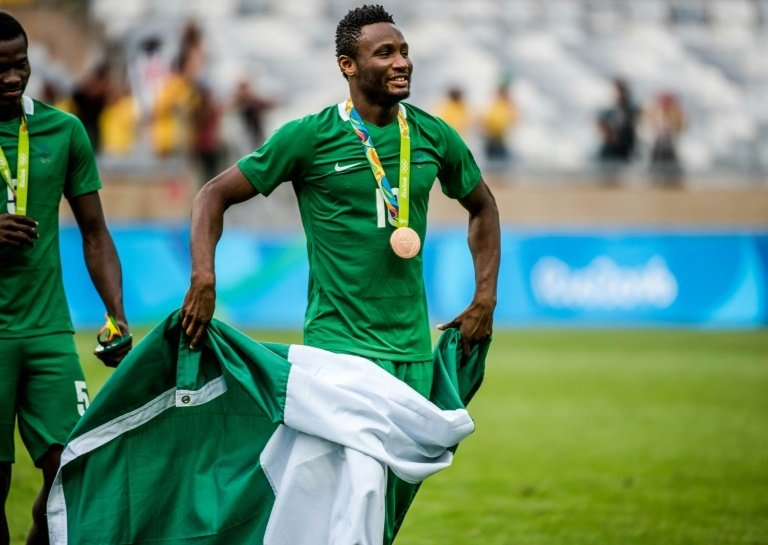 Le milieu nigérian John Obi Mike, médaille de bronze au tour du cou, lors de la cérémonie du podium du tournoi de foot aux JO de Rio, le 20 août 2016 à Belo Horizonte