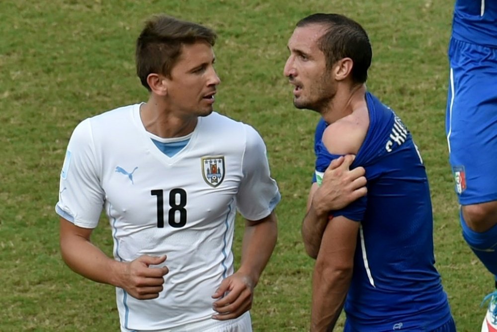 Le défenseur italien Giorgio Chiellini montre la morsure à l'épaule infligée par Luis Suarez. AFP