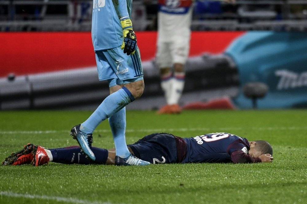 Kylian Mbappé sonné après un choc violent avec le gardien lyonnais Lopes. AFP