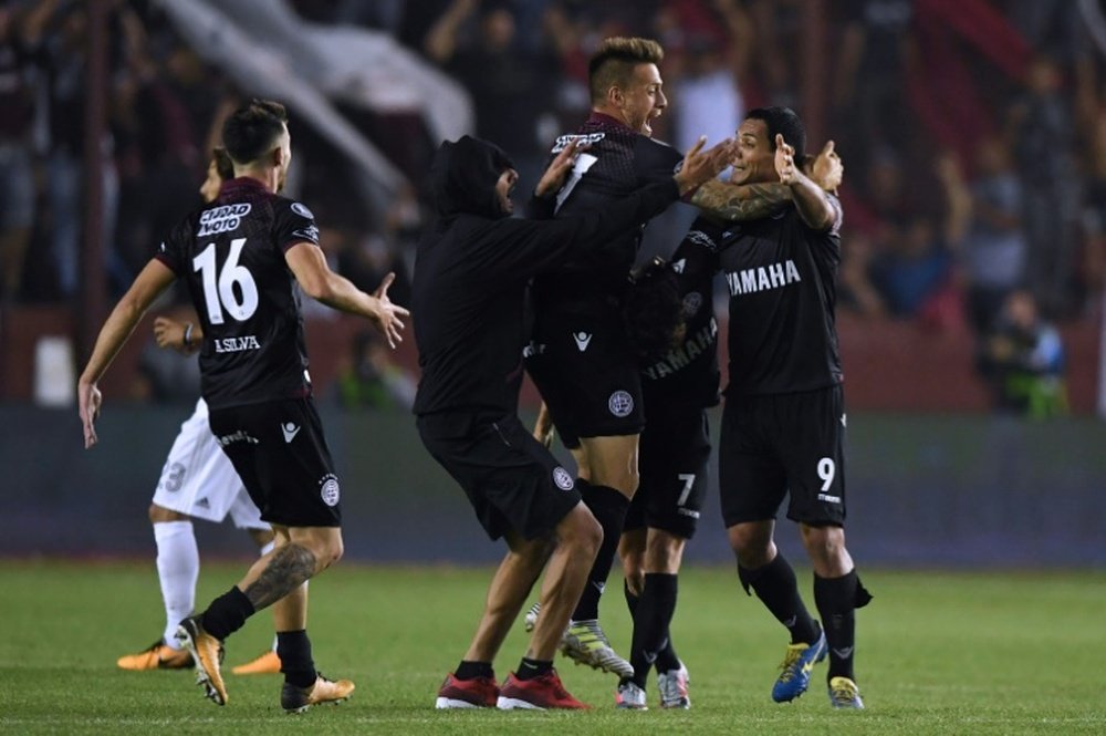 Les joueurs de Lanus en liesse après leur qualification pour la finale de la Copa Libertadores. AFP