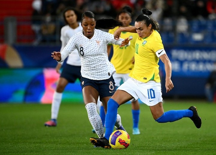 Marta sofre lesão no ligamento do joelho e deve desfalcar o Brasil na Copa América