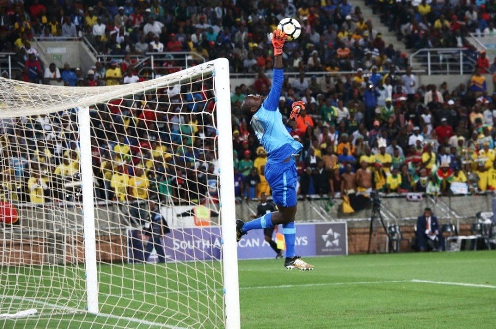 Khadim Ndiaye tente d'arrêter un tir face à l'Afrique du Sud en qualifs pour le Mondial 2018. AFP