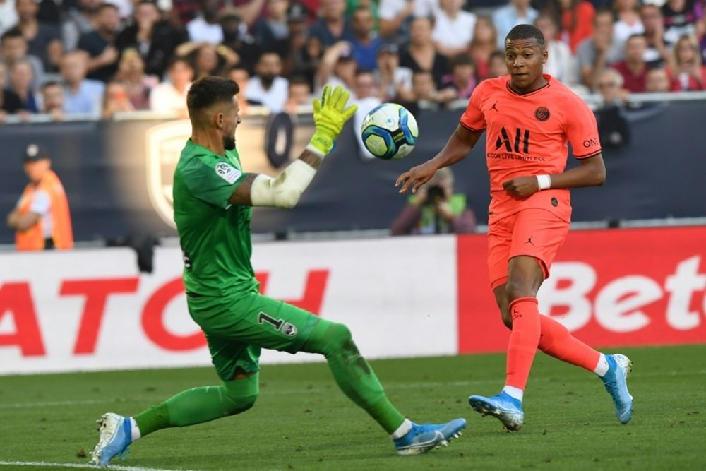 Mbappé rondó el gol ante el Girondins. AFP