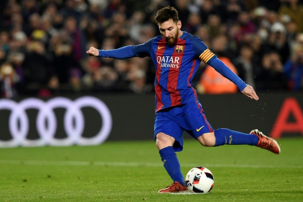 Lionel Messi transforme un penalty pour le Barça face à la Real Sociedad en Coupe du Roi. AFP