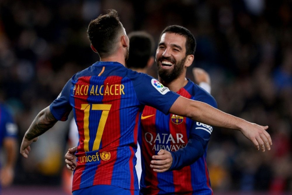 Le milieu du Barça Arda Turan félicite Alcacer, auteur d'un but en Coupe du Roi au Camp Nou. AFP