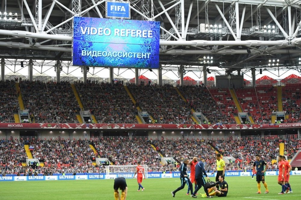 Recours à la vidéo lors du match de Coupe des Confédérations entre le Chili et l'Australie. AFP