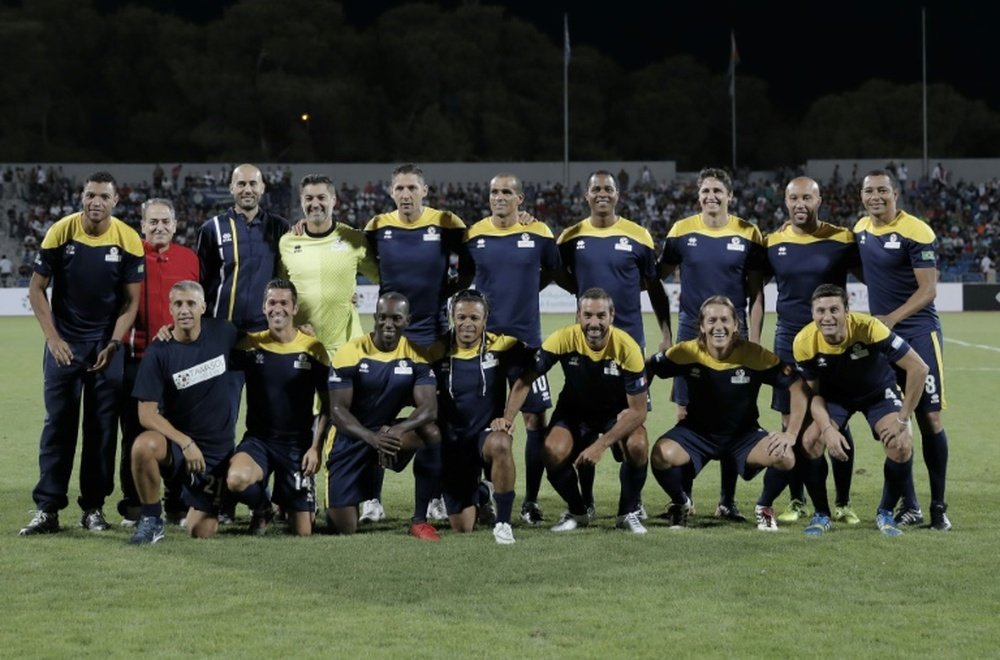 Une équipe des légendes du foot pose avant un match de gala organisé à Amman. AFP
