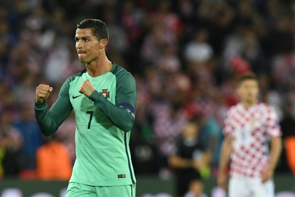 Lattaquant du Portugal Cristiano Ronaldo exulte après la victoire face à la Croatie à lEuro au stade Bollaert, le 25 juin 2016
