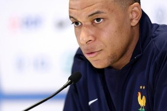 Kylian Mbappe, the star of the French national team and PSG, spoke to the media at the press conference ahead of the friendly against Chile and addressed Tchouameni's recent words on him, who all but confirmed his move to Madrid. However, the No. 7 assured that his compatriot was referring to the Champions League and not to his future.