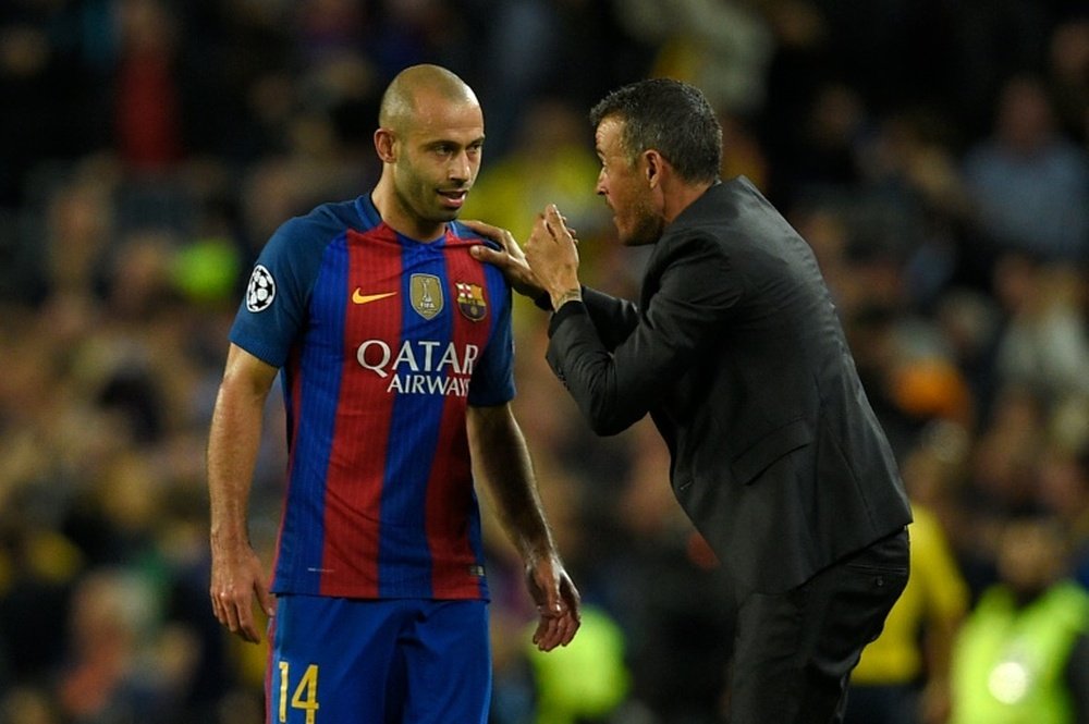 L'entraîneur du Barça Luis Enrique donne des instructions au défenseur Javier Mascherano. AFP