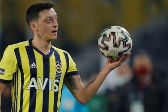 Ozil está comprometido com o Fenerbahçe até ao final.AFP