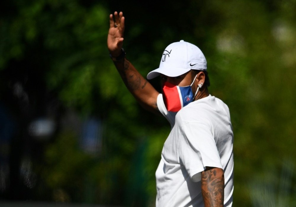 Juninho tacle violemment Neymar. AFP